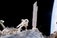 STS98 EVA 02.jpg (55040 octets)