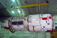 module russe zvezda usine 06.jpg (52979 octets)