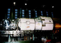 module russe zvezda usine.jpg (82323 octets)