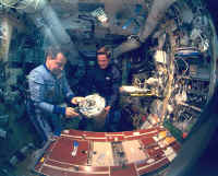 1995 STS71 EO18 strekalov harbaugh .JPG (59879 octets)