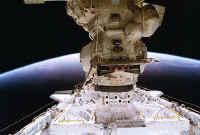 1995 STS71 amarrage.jpg (56878 octets)