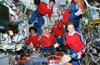 1995 STS71 crew.jpg (91997 octets)