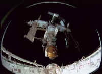 1995 STS74 DM docking 06.JPG (153700 octets)