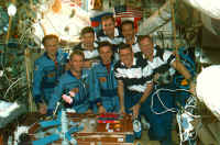 1995 STS74 EO20 crew.JPG (1170927 octets)